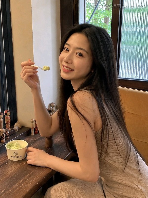 你喜欢这样的女友吗？手机摄影的真实感，就是仿佛真人在你面前，头发丝都看得一清二楚，眼神和动作在撩起你的心神