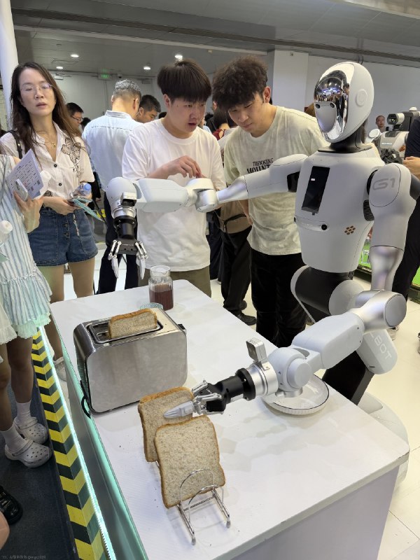能量满满进入暴走逛展模式刚脱下外骨骼，才知道原来一直是它在续命@aigc1024能量满满进入暴走逛展模式刚脱下外骨骼，才知道原来一直是它在续命@aigc1024