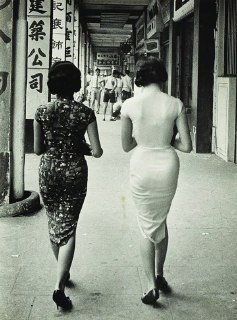 身着中国式服装的女子走在告士打道上，1961年，摄影：邱良