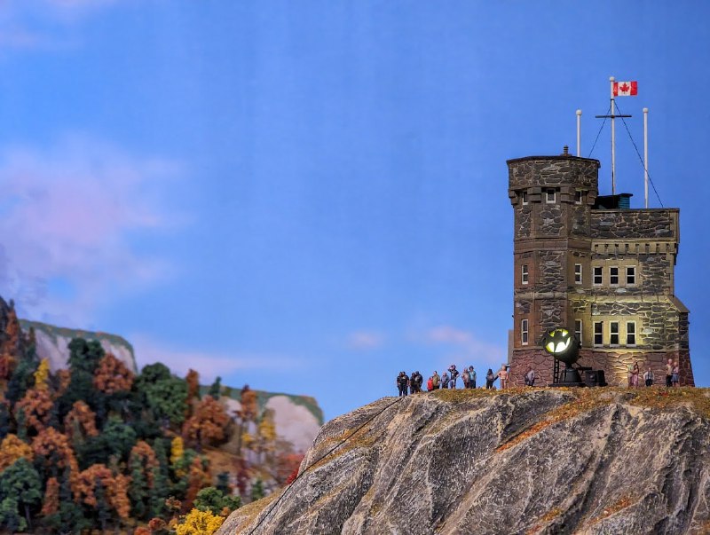 我太愛微觀模型了！Little Canada 細節做得很精緻，巨多彩蛋（例如彩虹橋上為什麽有輛冒煙的車），比樂高大世界好玩！期待還沒做完的 Little North 等區域