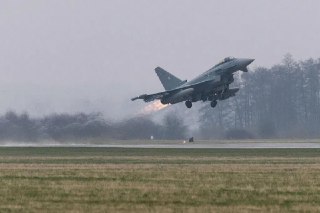 2025年英国国防出口交易额达40多年来最高水平2025年英国国防出口交易额突破200亿英镑（346.56亿新元），创下40多年有记录以来的最高水平。英国政府星期六（12月27日）宣布，此次创纪录的出口成绩得益于多项重大国防合作协议的达成。其中，英国与挪威签署了价值100亿英镑的协议，将为挪威建造至少五艘26型护卫舰，这是英国历史上最大规模的军舰出口交易。另一项重磅交易是英国向土耳其出口20架“台风”战斗机，交易额达80亿英镑，这是数十年来英国最大规模的战斗机出口订单。此外，英国还向土耳其出口12架C-13