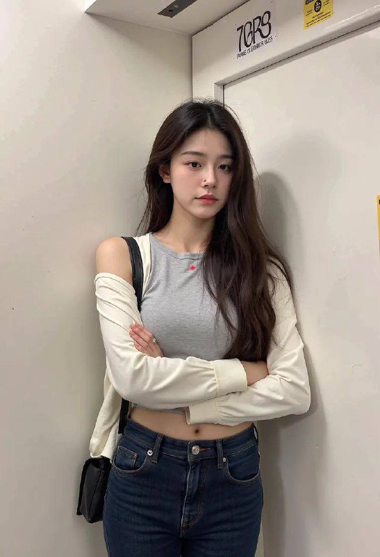 小红书美女制造机小红书真实风格丨日常照片丨极致逼真丨Flux模型1024以下直出已经极度真实，反正我是分辨不出来模型地址：