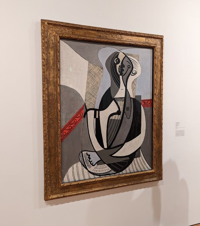 加冕日簡單進行一個 AGO 羊毛的薅：圖一遠看時我説風格真 Picasso，結果走近一看墻上名字，這就他真跡……圖二是一位印度藝術家的作品，我覺得有趣的點在於那兩個面具，瞬間讓我想到 FF14 薩維奈的人趣諸神和獸道諸神，不愧原型是印度