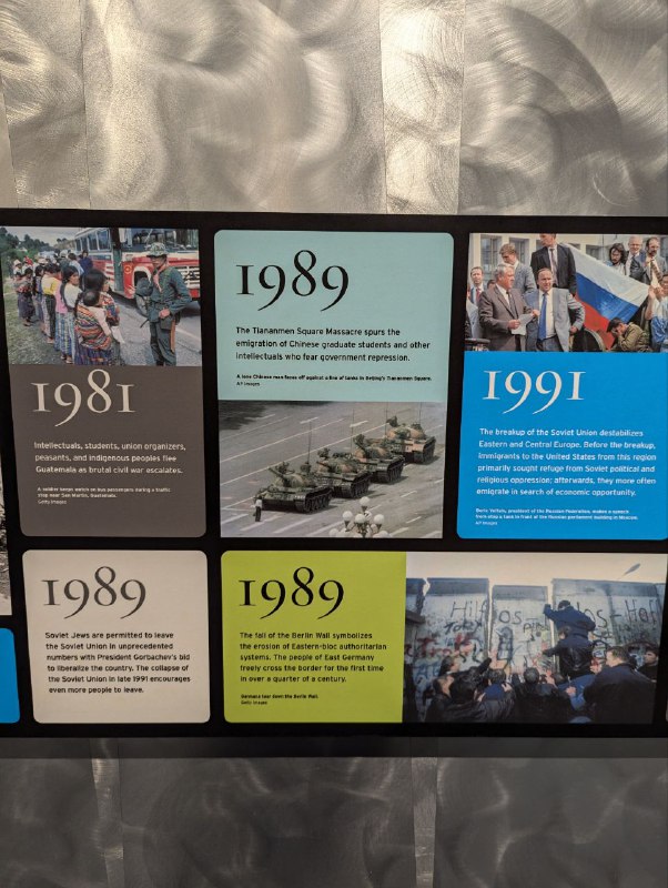 Liberty Enlightening the World🗽La Liberté éclairant le monde🗽自由照耀世界🗽就像《海上鋼琴師》裡的那一幕，船隻緩緩駛入哈德遜河口，大霧之中浮現出自由女神像的輪廓，於是整條船的群眾齊聲高喊：USA！這就是自由燈塔下傳承百年的美國夢，可惜138年過去了，世界上仍有自由之光沒有照到的黑暗角落