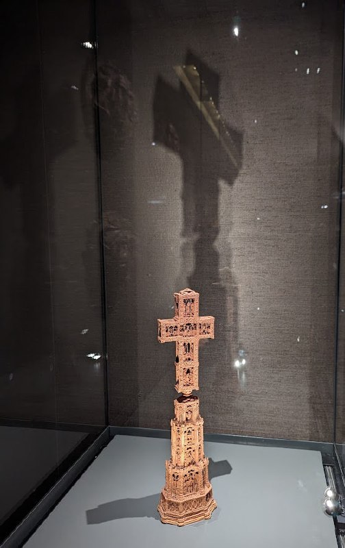 加冕日簡單進行一個 AGO 羊毛的薅：圖一遠看時我説風格真 Picasso，結果走近一看墻上名字，這就他真跡……圖二是一位印度藝術家的作品，我覺得有趣的點在於那兩個面具，瞬間讓我想到 FF14 薩維奈的人趣諸神和獸道諸神，不愧原型是印度