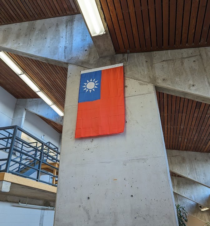 一一二年國慶快樂！沐浴在學校圖書館的國旗🇹🇼🇹🇼之下