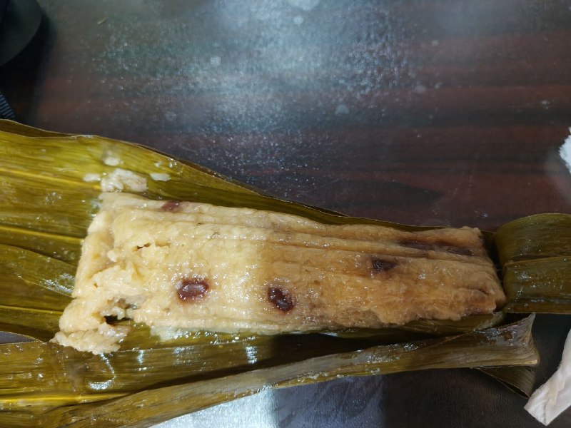 端午吃粽子了吗，房东给了2个碱水粽，我们这边都喜欢包这种粽子，要粘白糖才能好吃