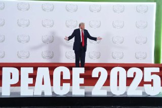 特朗普26日访问马来西亚 将见证泰柬签署和平协议马来西亚外交部长莫哈末哈山说，美国总统特朗普将于10月26日到马来西亚访问，并见证泰国和柬埔寨签署和平协议。路透社报道，莫哈末哈山星期二（10月14日）对新闻发布会表示，马来西亚和美国将协助泰国和柬埔寨达成一项和平协议，协议要求两国清除边境的所有地雷和撤离重型火炮。他指特朗普“期待”见证泰柬两国签署这项协议。莫哈末哈山说：“在亚细安峰会期间，我们希望看到泰柬两国签署一项名为《吉隆坡协议》的宣言，确保两国和平和持久停火。”本届亚细安领导人峰会在10月26日至28