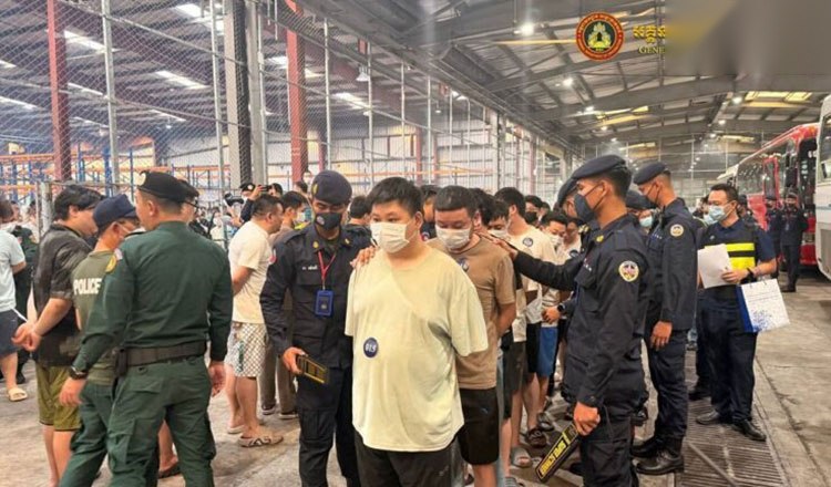 东南亚华人大事件：柬埔寨年内遣返近1.8万名外国网诈嫌疑人 柬埔寨移民总局局长苏·维萨配图
