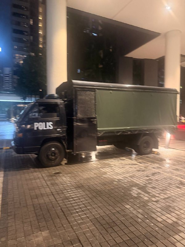 东南亚抓捕遣返线索：# 小区楼栋门口直接停着抓人的车 估计是有人举报 警方直接端掉了一个配图