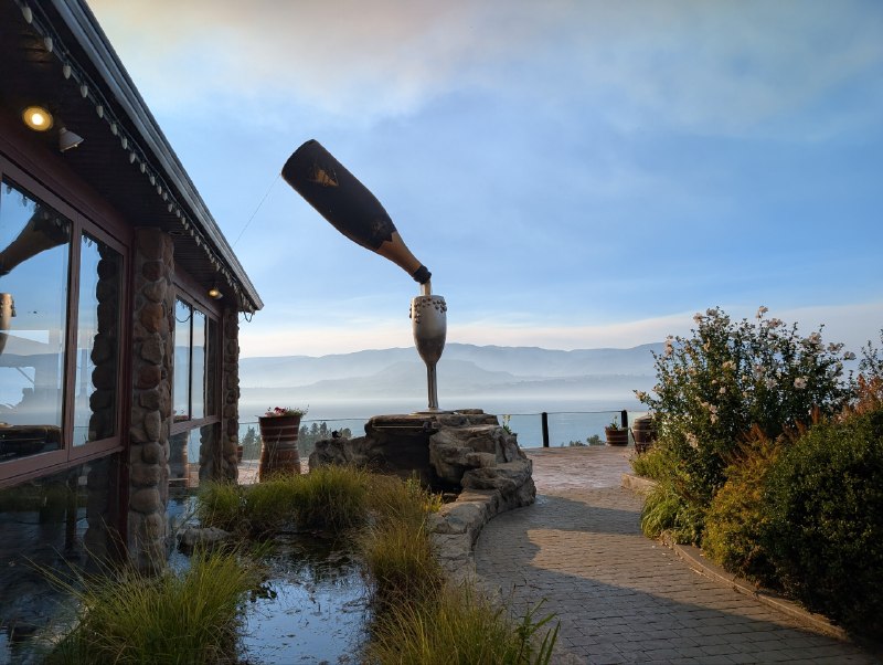 Kelowna 比預期中煙大，湖光山色沒了，但不妨礙 wine tour