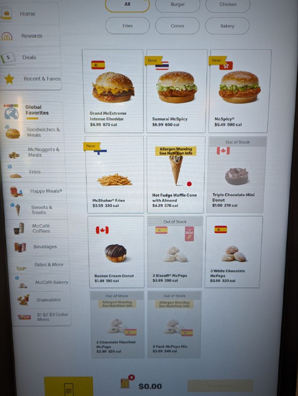 #增肥篇芝狗隨便進的門口老墨的店，好像不正宗，因為維基第一段就寫正宗芝狗一定沒 Ketchup......麥當勞總部店，特設有全球菜單，但門市本身並沒有想像中大，全球菜單也只有幾款商品而已，點了泰國的 Samurai McSpicy 和芬蘭薯條