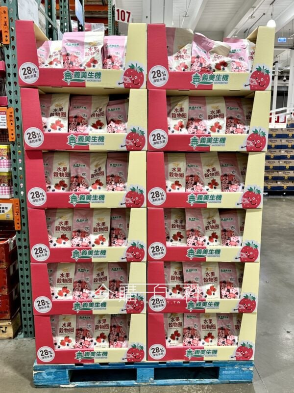 ✨【Costco推薦好物】義美生機 水果穀物圈-莓果派對✨📌價格：$299元 ／ 240克🏪全台好市多、🛒線上購物  皆有販售！😋取代一般脆片的優質選擇，無添加物、無麩質，成分單純使用純薏仁製成的穀物圈，口感鬆鬆脆脆，吃起來有淡淡草莓香，搭配冷凍．真空乾燥製成的🍓草莓片和🫐藍莓，酸酸甜甜的濃郁莓果香氣在口中綻放，28%凍乾水果份量給得很足，每一口都吃得到水果的酸甜，開胃又療癒