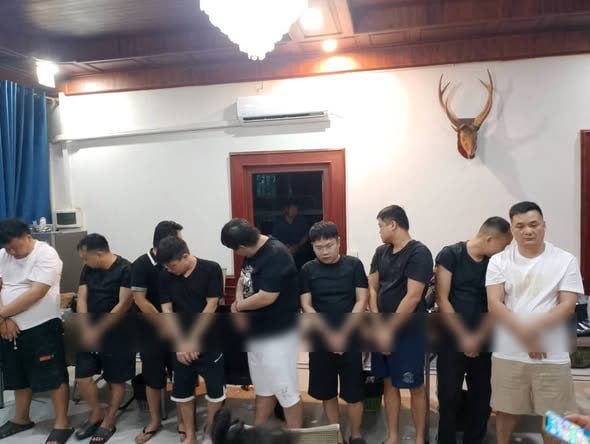 万象大事件：老挝万象突查3处网络犯罪窝点 50人被控制 查获大量手机电脑及疑似毒配图