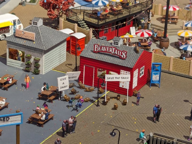 我太愛微觀模型了！Little Canada 細節做得很精緻，巨多彩蛋（例如彩虹橋上為什麽有輛冒煙的車），比樂高大世界好玩！期待還沒做完的 Little North 等區域