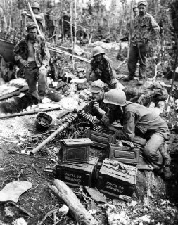 1944年6月22日，荷属新几内亚比亚克岛：新泽西州文森敦的二等兵安迪·汉密尔顿（Pvt. Andy Hamilton）、伊利诺伊州芝加哥的二等兵切斯特·克洛瓦斯（Pvt. Chester Klovas）、印第安纳州卢古特的下士哈里·雷诺兹（Pfc. Harry Reynolds）——他们操作的.50口径机枪被认为击毙了当天在比亚克岛上109名日本士兵中的一半。#二战 #太平洋战争