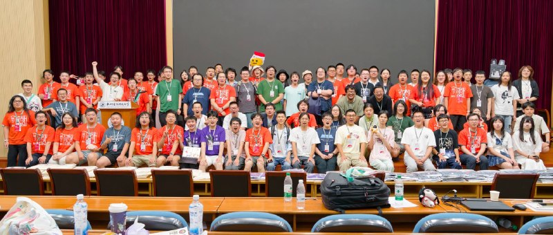 合影来喽（图一：全体合照；图二：贡献者、志愿者及讲者合照；图三：签名墙）原图见下（摄影师：James，直播组成员）合影来喽（图一：全体合照；图二：贡献者、志愿者及讲者合照；图三：签名墙）原图见下（摄影师：James，直播组成员）