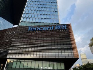 腾讯：目前用于AI训练的GPU库存充足，还有许多推理芯片可选据外媒The register报道，一位财务分析师询问了英伟达和AMD GPU销售是否会影响腾讯。腾讯控股总裁刘炽平对此表示，腾讯已经有足够的芯片用于训练和现有模型的持续升级，还有许多推理芯片可供选择，目前还没有关于进口情况的明确答案。The register在报道中表示，腾讯并不在意美国是否允许其购买更多GPU，因为它已经拥有所需的所有芯片。报道还称，这是腾讯连续第三个季度告诉投资者它不需要更多的GPU。刘炽平还称：我们正在执行大量的软件改进，以