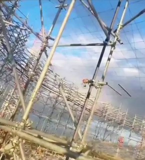🇷🇺🇺🇦️ - תהליך התקנת מערכות נגד מל"טים גדולות על טנקים של מחסן נפט רוסי.