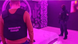 乌克兰卢茨克市一名老头在自己家中开设了妓院， — 乌克兰媒体报道。据悉，这名66岁的男子将男女顾客带入其中，供其满足私欲，而自己则外出游荡。该男子被处以17000格里夫纳的罚款。
