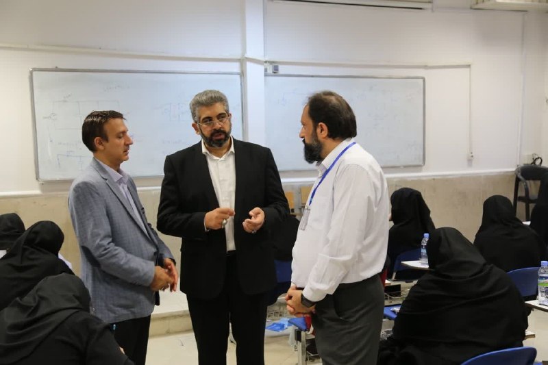 نگین غرب استان تهران: 🔴 آقای فرماندار! اینجا حوزه آزمونه، نه جلسه سخنرانی!🔹 تصویری از حضور فرماندار شهرقدس در یکی از حوزههای برگزاری آزمون سر