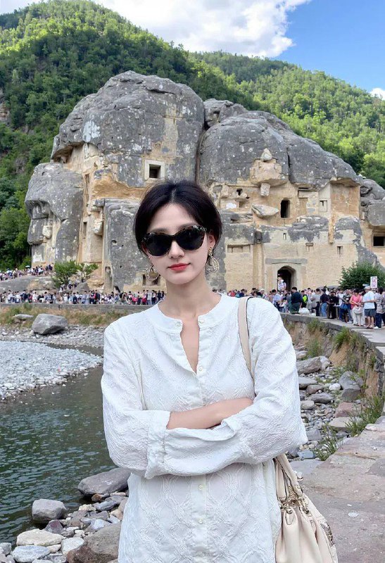 小红书美女制造机小红书真实风格丨日常照片丨极致逼真丨Flux模型1024以下直出已经极度真实，反正我是分辨不出来模型地址：