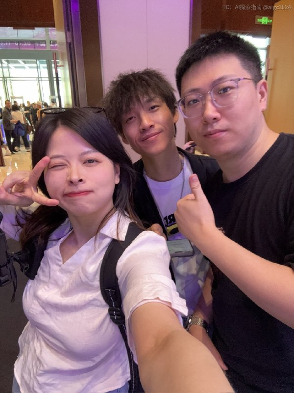 一起逛过WAIC才算一起受过难的革命友谊，这真是太苦了……@aigc1024一起逛过WAIC才算一起受过难的革命友谊，这真是太苦了……@aigc1024