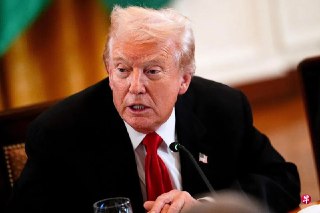 美国总统特朗普说，美国需要海外技术人才，仍需要H-1B签证，尽管他加大了企业利用签证系统引进外国人才的难度。https://zb.sg/DfwG