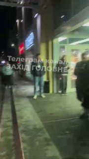 בלוצק, שישה שוטרי TCC נשאו אדם מסופרמרקט והעמיסו אותו על טנדר.