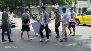 平台风险资料：9月4日 在中国驻柬埔寨大使馆前 当局阻止了一群中国人举着洪森或洪托配图