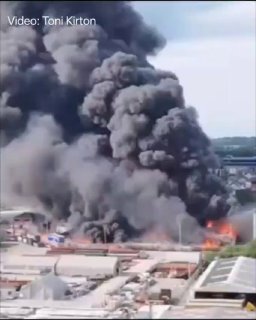 A huge fire broke out at a recycling centre in Widnes, Cheshire, UK 🇬🇧 (22.06.2026)