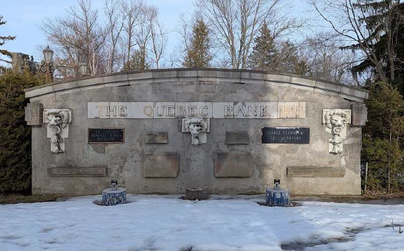 AGO 角落裡看見一件 Frances Loring 的浮雕作品，曾經嵌在舊 BMO 大樓上，隨著大樓拆除從此挪進美術館内