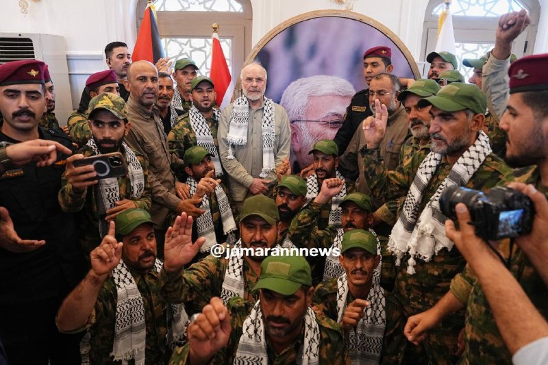 جماران: 🔴قالیباف، رئیس مجلس ایران، در قبرستان «وادی‌السلام» در نجف برای گرفتن عکس یادگاری گروهی با رزمندگان مقاومت عراق در کنار 