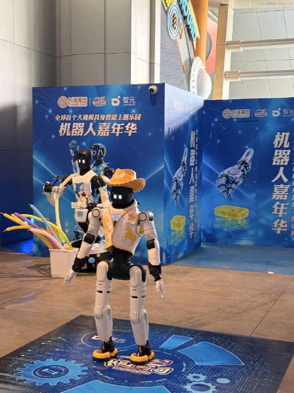 第一次见这么多“上岗”机器人，狠狠秀肌肉了🐶