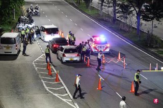 佳节前夕，警方与多个执法机构联手加大执法力度，一个月内共检查逾1万5900人，逮捕涉酒驾、电子烟及其他罪行的546人。https://zb.sg/wWmz