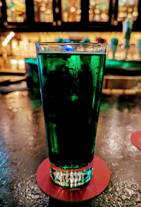 Happy St. Paddy's Day ☘今年總算在城裡找到了 Green Beer，綠色調的酒整體而言都比較少見，在菜單上看見了 Green Margaritas 的酒譜，爭取明年自調一杯
