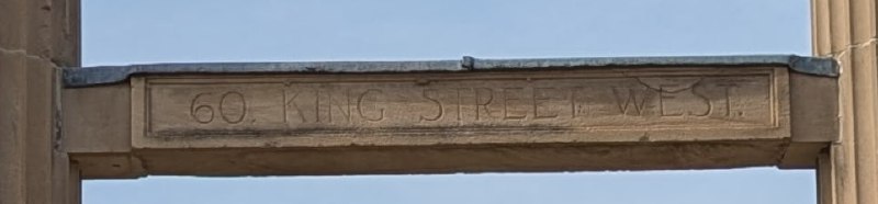 AGO 角落裡看見一件 Frances Loring 的浮雕作品，曾經嵌在舊 BMO 大樓上，隨著大樓拆除從此挪進美術館内