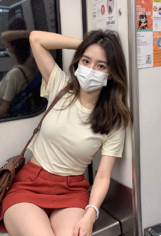 小红书美女制造机小红书真实风格丨日常照片丨极致逼真丨Flux模型1024以下直出已经极度真实，反正我是分辨不出来模型地址：