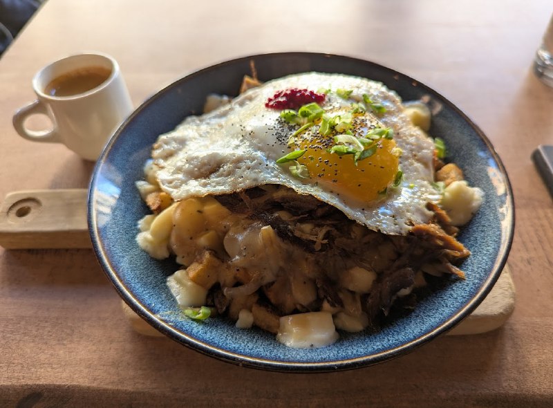 #增肥篇滿地坑的美食不會令人失望的！首先作為國菜 Poutine 的發源地，真的是隨便亂進一家都行