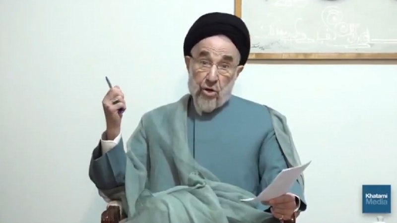 کتابخانۀ اندیشه🌻📚: تا خامنه‌ای زنده بود، این آخوند جرات خروج از پستو و حرف زدن نداشت. امروز اما بوی کباب شنیده و تلاش می‌کند سوار اتوبوس قر