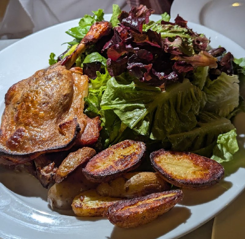 #增肥篇再來魁國有在好好吃飯！因為太想吃 Escargot 了，這次正經找了一家法餐 Leméac，意外發現今年米芝蓮首次評選魁國餐廳，這家就在榜上