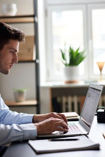 🤖 2025 最全 AI 工具清单 | 提升效率与创意https://www.moyunews.com/ultimate-ai-tools-list-2025/💡 日常助手：Perplexity、Claude、ChatGPT⚡️ 效率工具：Granola、Wispr Flow、Gamma、Adobe、Cubby、Cora、Lindy🎥 粉丝增长：Delphi、HeyGen、Argil、Overlap、Opus、Persona、Captions💻 产品开发：Cursor、Replit、Anychat、Code