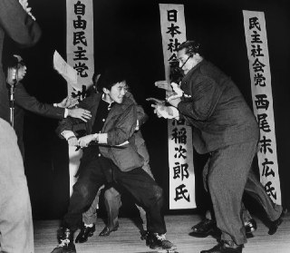 核弹1960 年，日本，反共分子山口乙也刺杀了社会主义领导人浅沼英吉朗