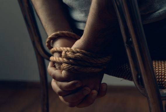 西港大事件：带枪来接人上车面试 这不绑架嘛 我和前同事瑞克是在西港一家信誉盘BC配图
