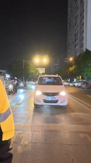 #重庆 #外卖小哥“不尴尬”名场面。罕见集齐三重视角，一次看个明白！