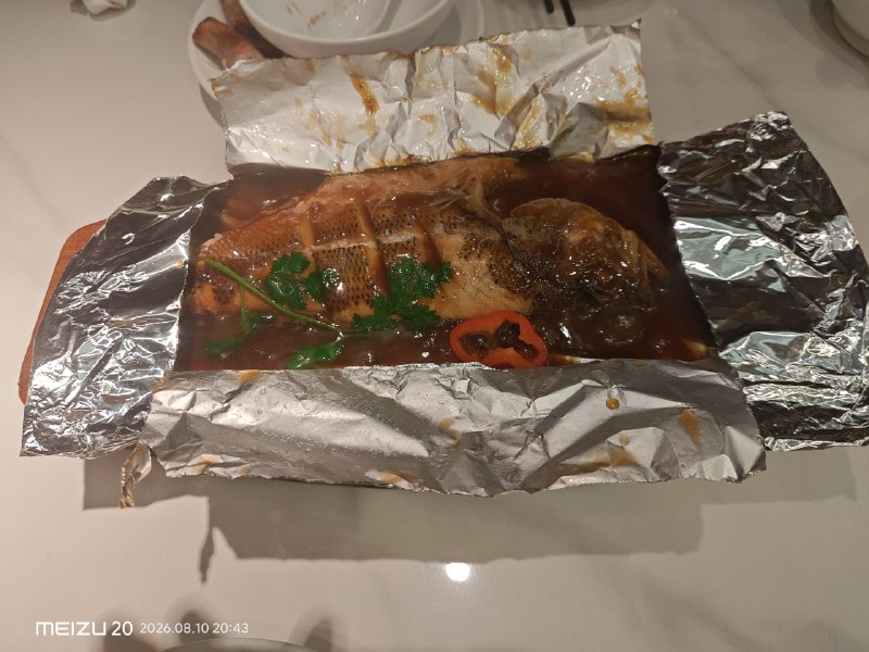 #食 晚餐：三玛璐酒楼 (汉口路店) - 上海小排（例份 78CNY）：酸甜口，分量偏小，7.8/10 - 铁板鲈鱼（68CNY）：咸口，带一点甜味，鱼类似于蒸的做法，但是味道入的不是很透，可以沾着里面的汁吃，8/10 - 本帮酱鸭（36CNY）：一般，水多了，6/10 - 发财鱼肚羹：做法很有意思，有点接近糊糊的口感，但是没有那么粘稠，鱼肚（我不太确定，太小了）还行，8/10评分为百分百主观看法，请勿参考