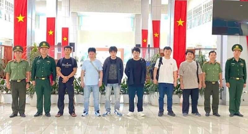 东南亚抓捕遣返线索：查获6名非法入境中国籍人员 其中1人为通缉犯 越南广治省警方与边防等配图