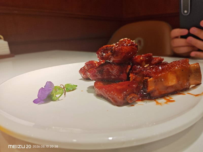 #食 晚餐：三玛璐酒楼 (汉口路店) - 上海小排（例份 78CNY）：酸甜口，分量偏小，7.8/10 - 铁板鲈鱼（68CNY）：咸口，带一点甜味，鱼类似于蒸的做法，但是味道入的不是很透，可以沾着里面的汁吃，8/10 - 本帮酱鸭（36CNY）：一般，水多了，6/10 - 发财鱼肚羹：做法很有意思，有点接近糊糊的口感，但是没有那么粘稠，鱼肚（我不太确定，太小了）还行，8/10评分为百分百主观看法，请勿参考