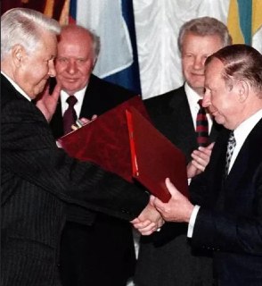 1996年，乌克兰将所有核弹头运往俄罗斯，换取经济援助和安全保证。苏联解体后：乌克兰继承了世界第三大核武库，包括约1,900枚战略核弹头。1994年布达佩斯备忘录：乌克兰同意加入《不扩散核武器条约》（NPT），并逐步移交核武器。作为交换，美国、英国和俄罗斯承诺：尊重乌克兰的独立、主权和现有边界不对乌克兰使用武力或经济胁迫