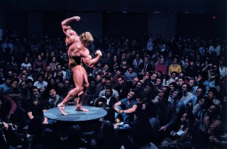 1976年，参加健美比赛的阿诺·施瓦辛格。 💪